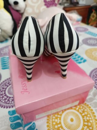 Zapatos tacón bajo rayas cebra