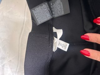 Pantalones anchos negros y azules