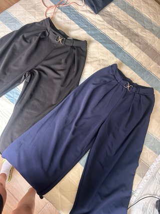 Pantalones anchos negros y azules