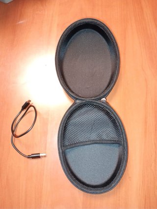 Auriculares negros y verdes
