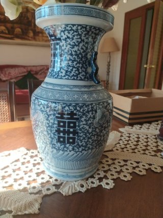 Jarrón de porcelana azul y blanco