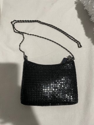 Bolso pequeño negro con cadena
