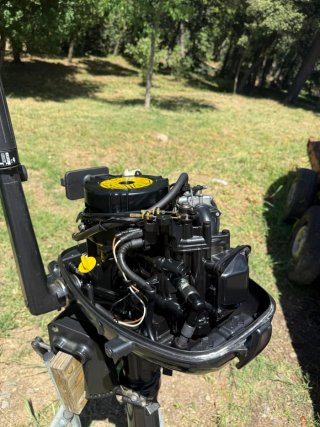 Embarcación azul y blanca con motor