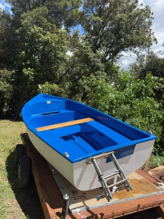 Embarcación azul y blanca con motor