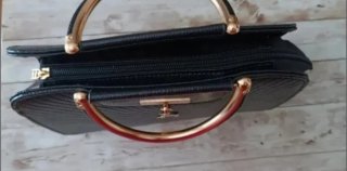 Bolso negro con charm de ciervo