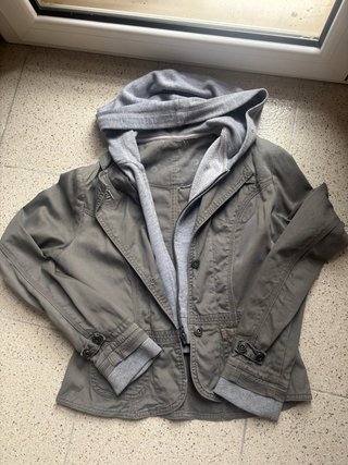 Chaqueta Pinkie verde oliva con capucha