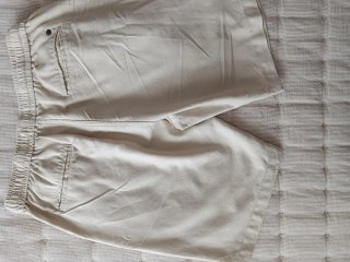 Bermudas marca Álvaro Moreno. Talla 42. Nuevas.