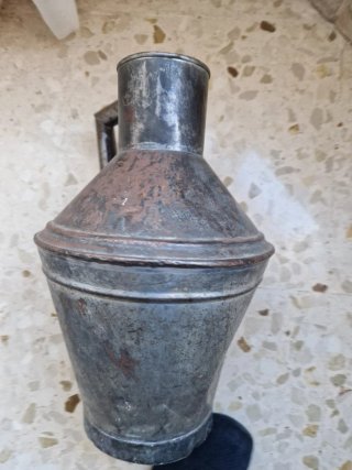 Cántaro antiguo de metal