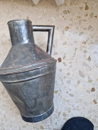 Cántaro antiguo de metal