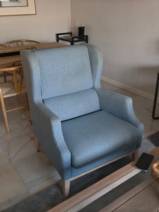 Sillón orejero azul claro nórdico