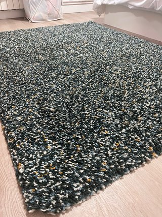 Alfombra verde y multicolor