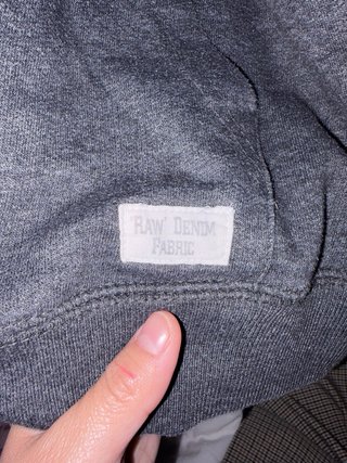 Sudadera gris con capucha