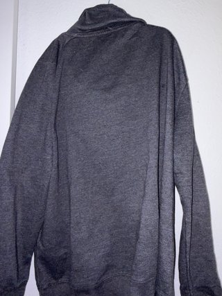 Sudadera gris con capucha