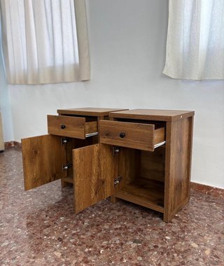 Mesitas de noche de madera marrón (2)