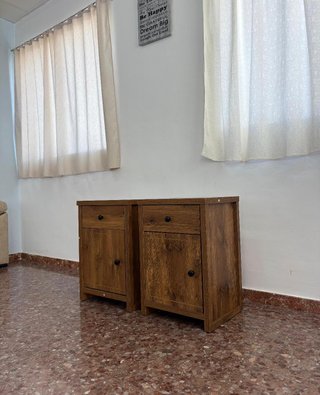 Mesitas de noche de madera marrón (2)