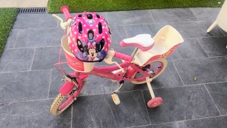 Bicicleta infantil rosa con ruedines