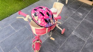 Bicicleta infantil rosa con ruedines