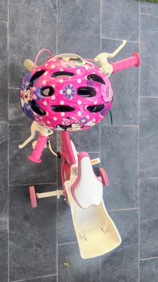 Bicicleta infantil rosa con ruedines