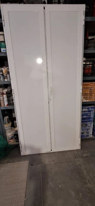 Puerta de aluminio blanca