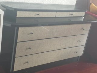 Mueble de dormitorio negro y beige