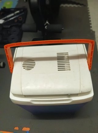 Nevera portátil eléctrica azul y blanca