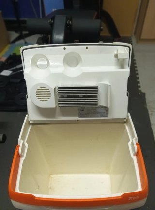 Nevera portátil eléctrica azul y blanca