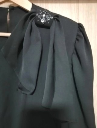 Blusa negra vintage con lazo