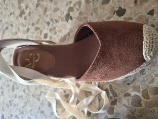 Sandalias marrones de cuña con lazo