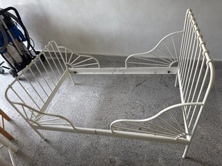 Cama extensible de metal blanca