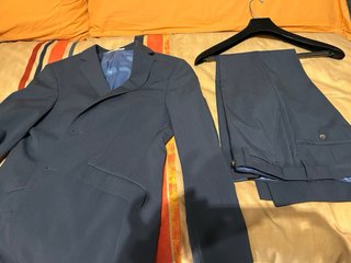 Traje de color azul ,talla de chaqueta 46 y 40