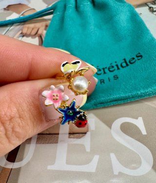 Anillo ajustable con flores y mariquita