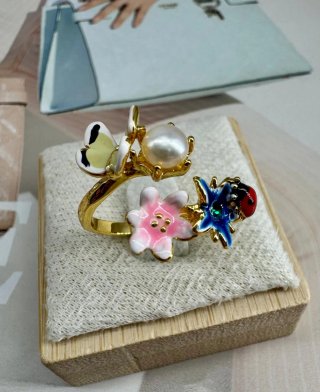 Anillo ajustable con flores y mariquita