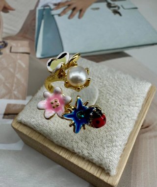 Anillo ajustable con flores y mariquita