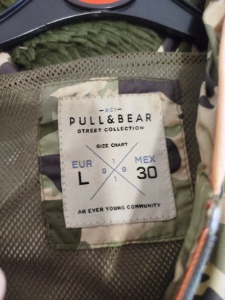 Cortavientos camuflaje con mariposas