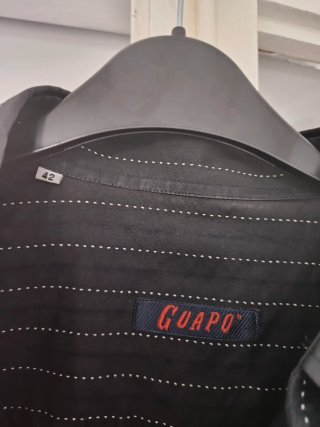 Camisa negra con rayas blancas
