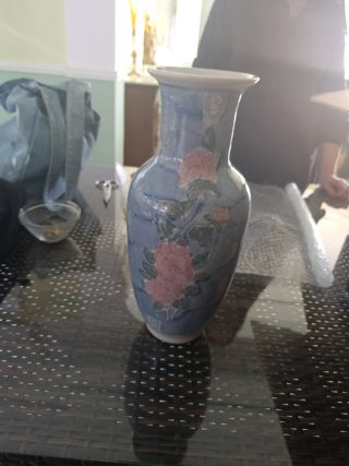 Jarrón de porcelana azul y rosa