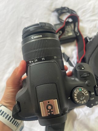 Cámara Canon EOS Negra 2000d usado dos veces c