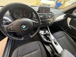 BMW 116i ETIQUETA C LLANTAS EN NEGRO LIBRO GARANTI