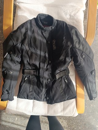 Chaqueta Moto SOM3 Mujer Negra diseño funcional.