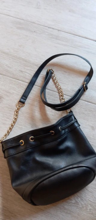 Bolso Negro con acabados dorados