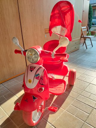 Triciclo Colibrì rosso con cappottina