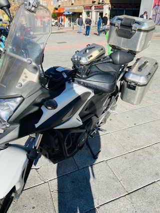 Honda NC750X con maletas y extras