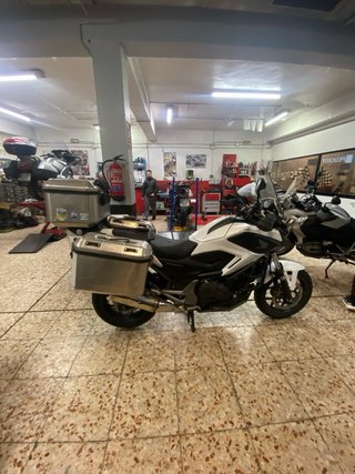 Honda NC750X con maletas y extras