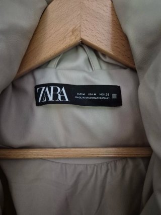Abrigo acolchado crop Zara beige