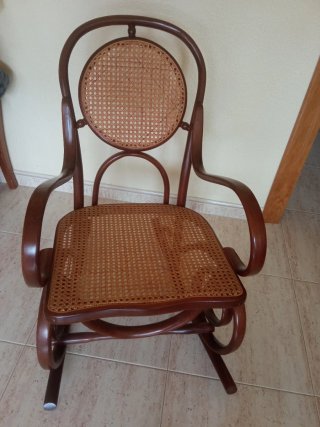 Mecedora de madera y ratán