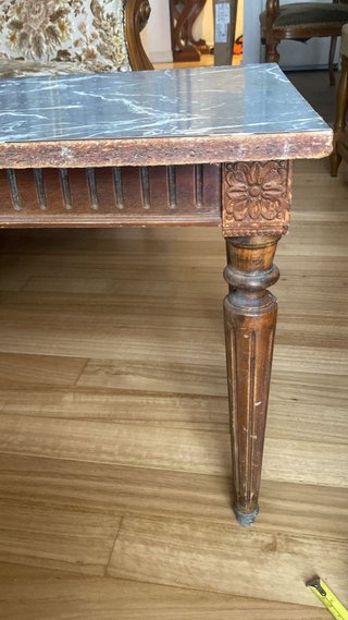 Mesa de madera con tablero de mármol