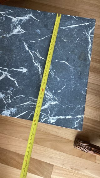 Mesa de madera con tablero de mármol