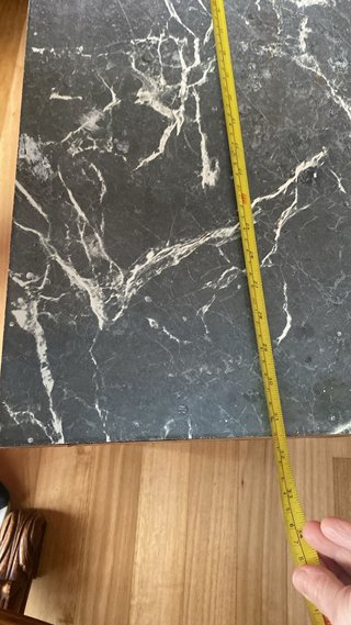 Mesa de madera con tablero de mármol