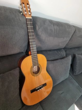 Guitarra amplificada flamenca