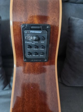 Guitarra amplificada flamenca